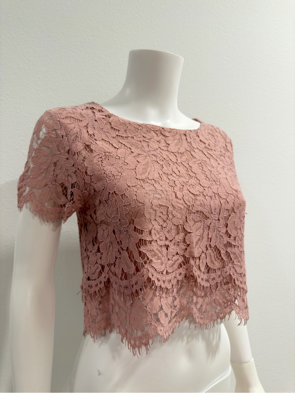 EUC Mi ami Chantilly lace Maurice pink crop top